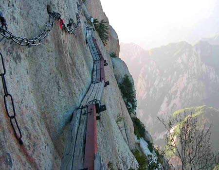 Další nebezpečně vyhlížející stezka hory Huashan